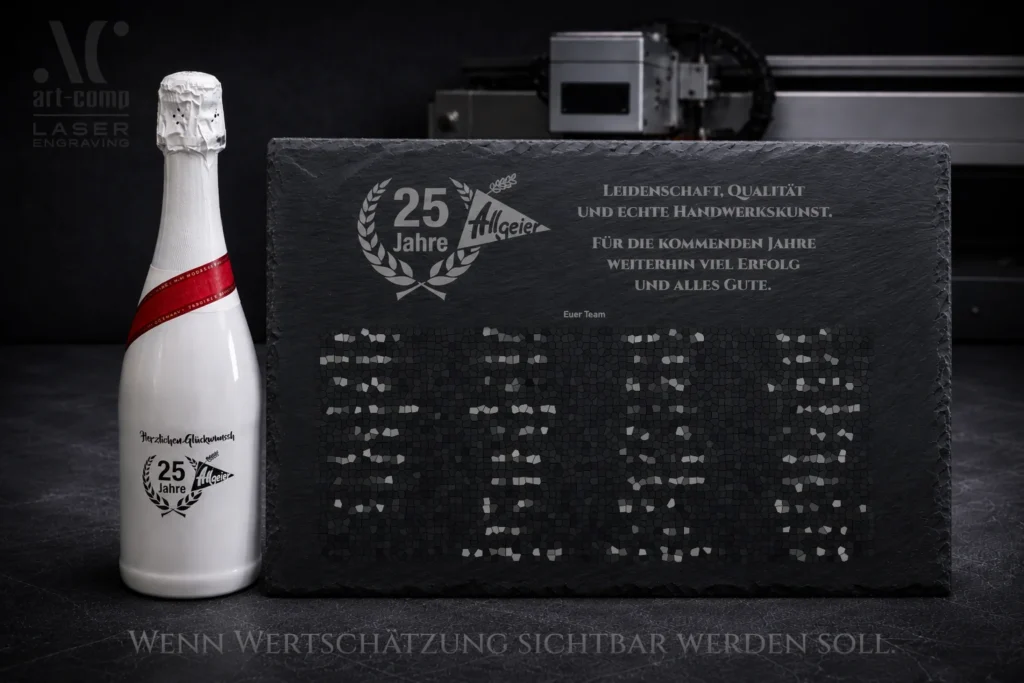 Firmenjubiläum Schiefertafel und gravierte Jubiläumsflasche