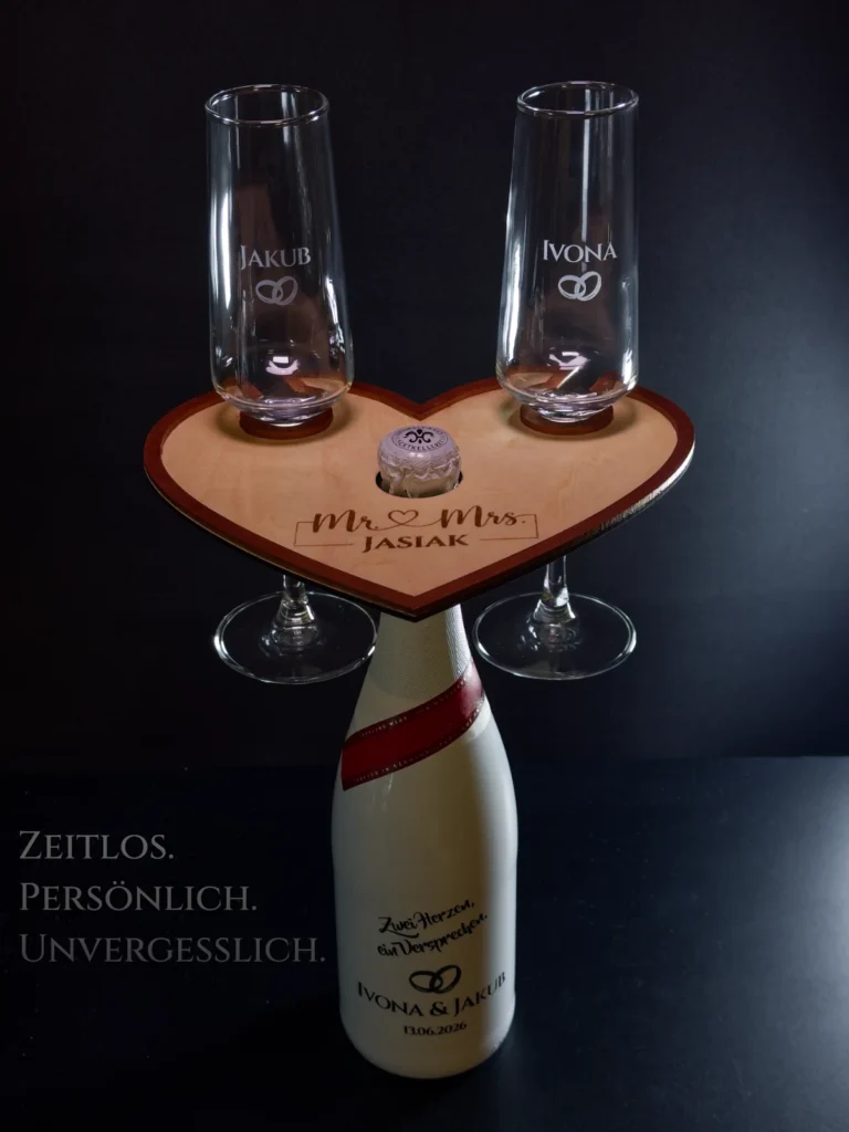 Gravierte Sektgläser mit Herz-Flaschenhalter als individuelles Hochzeitsgeschenk