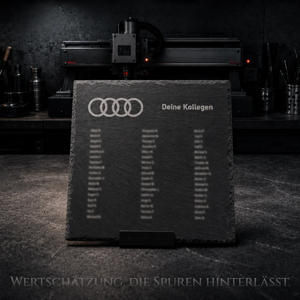Individuelle Schiefertafel mit Lasergravur, Firmenlogo und 52 Kollegennamen auf 30 × 30 cm Naturschiefer
