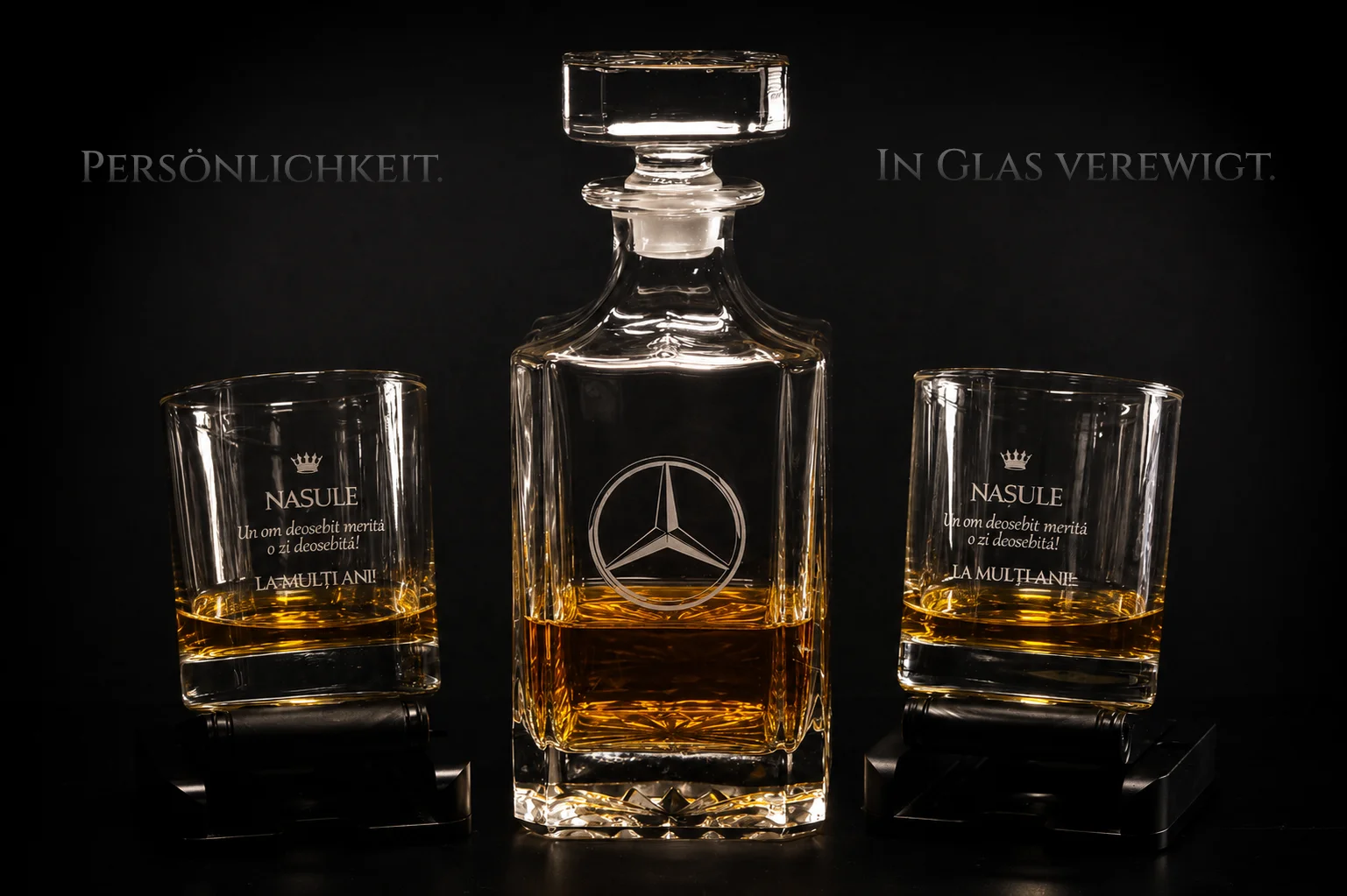 Personalisiertes Whisky-Set mit zwei lasergravierten Whiskygläsern und graviertem Glasdekanter auf schwarzem Hintergrund