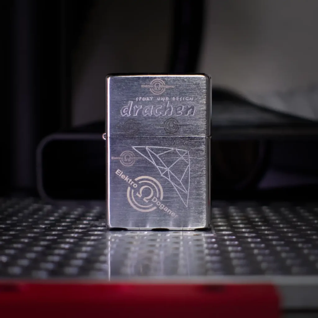 Behind the Laser: Rund 25 Jahre alt und noch immer im Einsatz. Mein altes Werbe-Zippo diente als Testobjekt für unterschiedliche Laserparameter und Gravurtechniken. Manchmal zahlt sich Aufheben eben doch aus. 😉